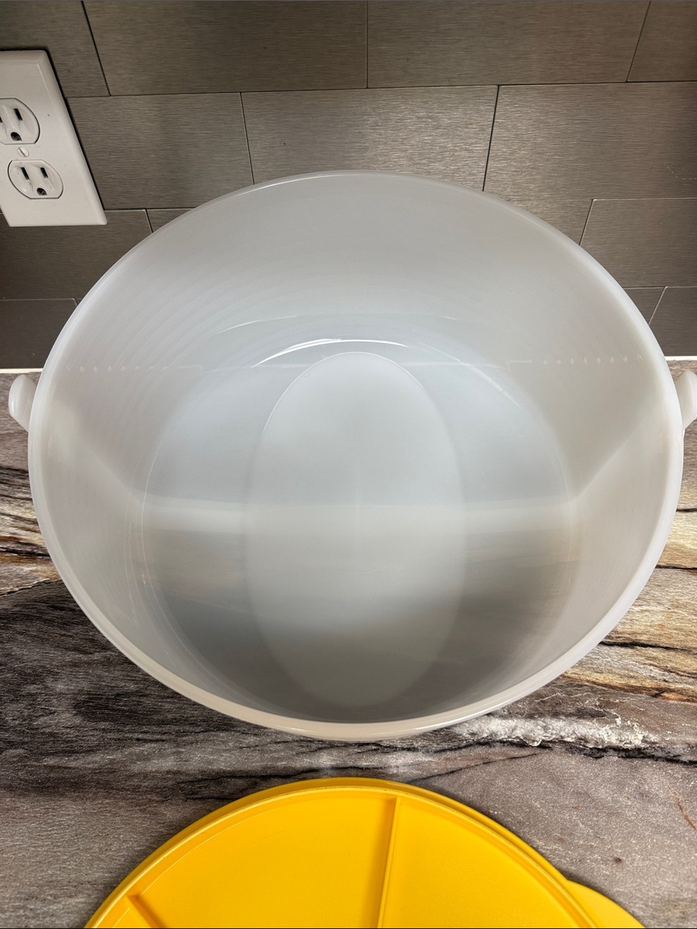 Tupperware Cake Taker Round - Picture 4 of 4